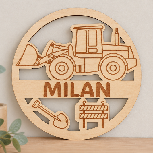 Houten bord gegraveerd met bouwplaats en bouwvoertuig. Gepersonaliseerd met naam voor de kinderkamer.