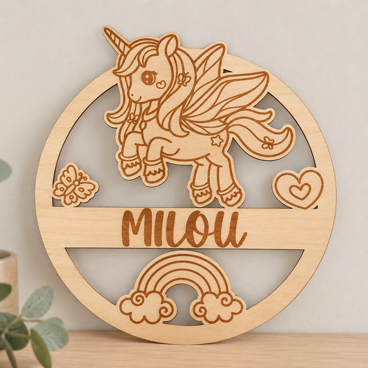 Houten bord gegraveerd met unicorn, regenboog, vlinder en hartje. Gepersonaliseerd met naam.