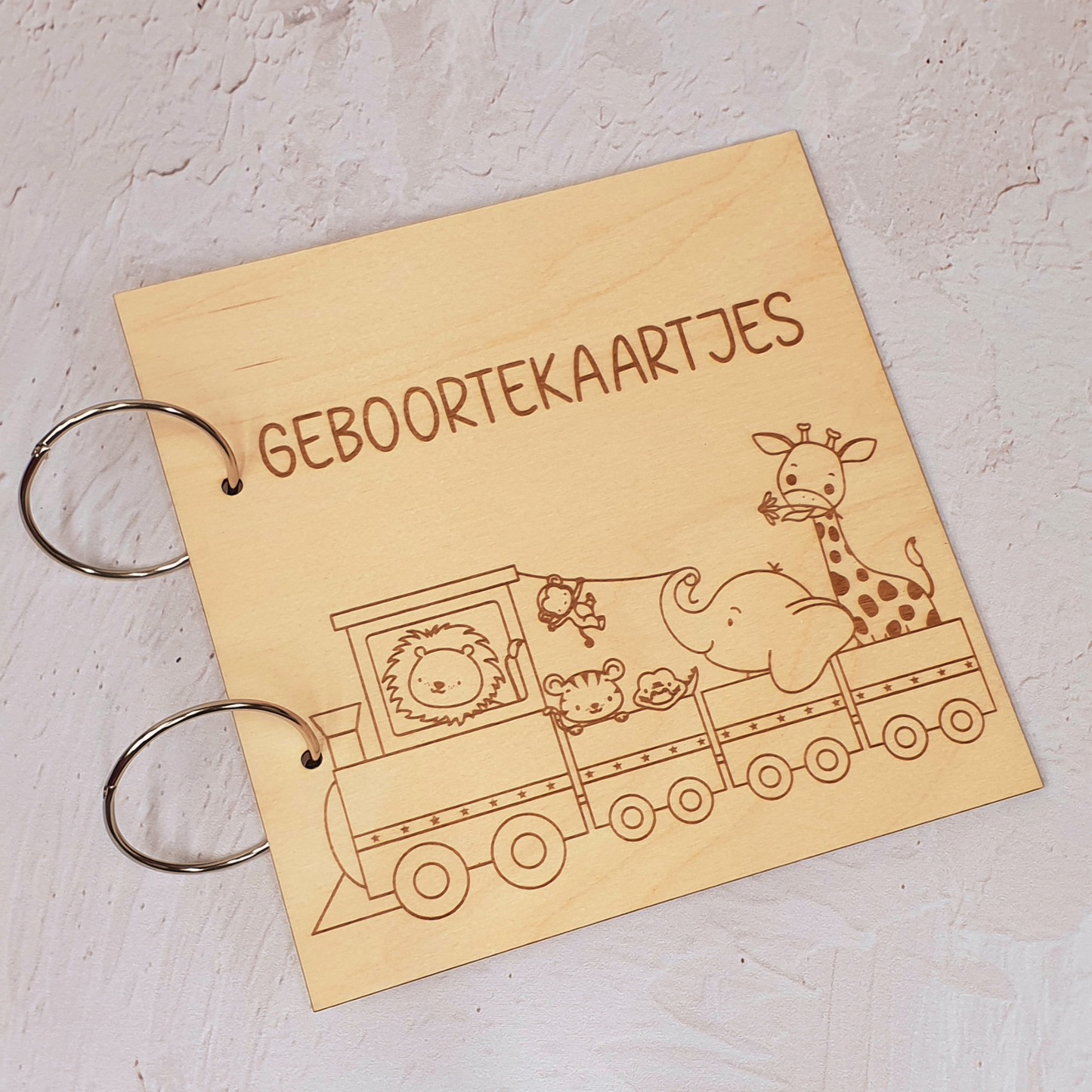 Houten bewaarbundel geboortekaartjes trein met safari dieren 