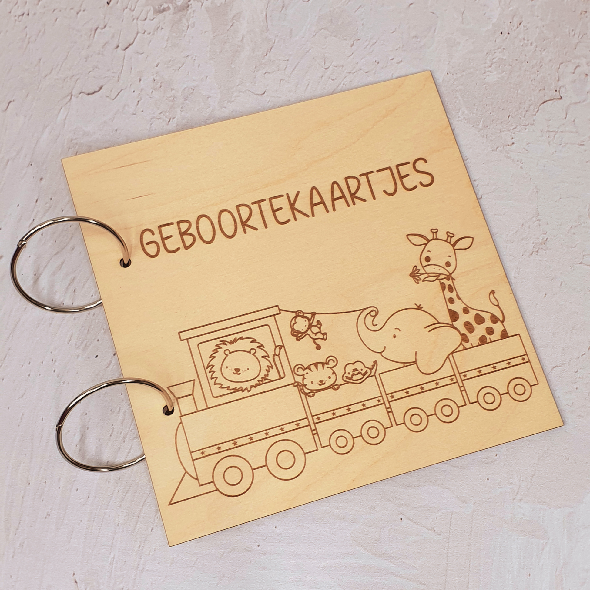 Houten bewaarbundel geboortekaartjes trein met safari dieren 