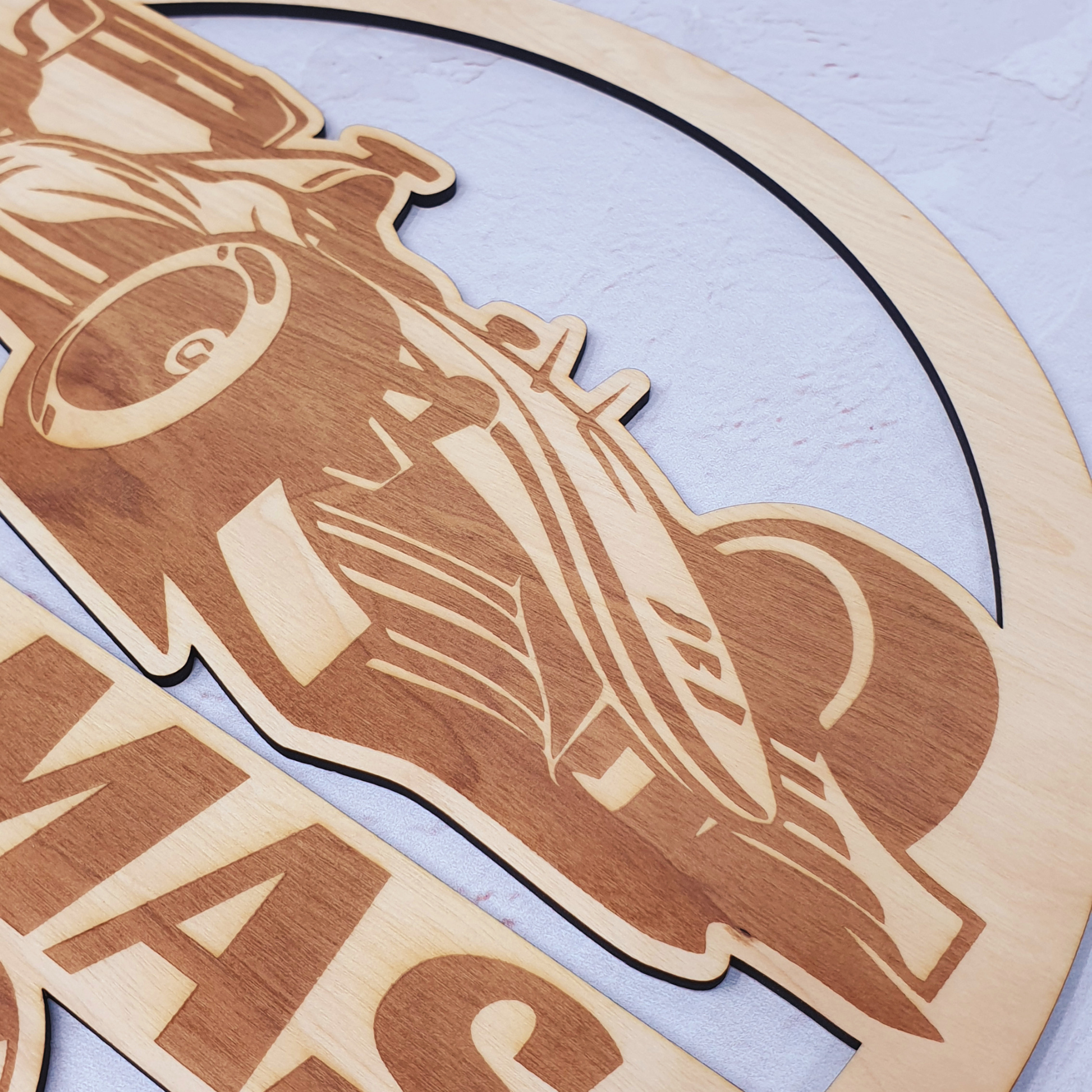 Houten naambord met formule 1 auto