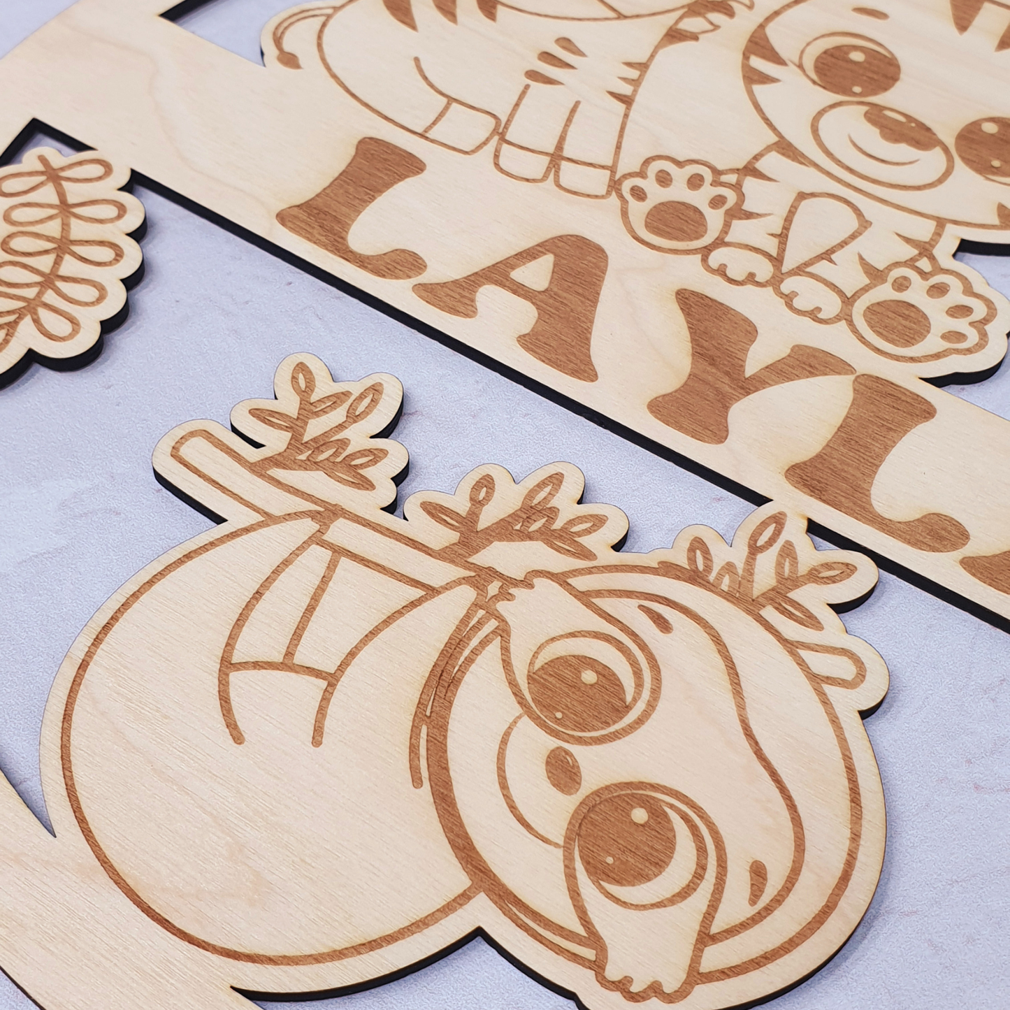 In hout gegraveerd naambord met thema safari dieren
