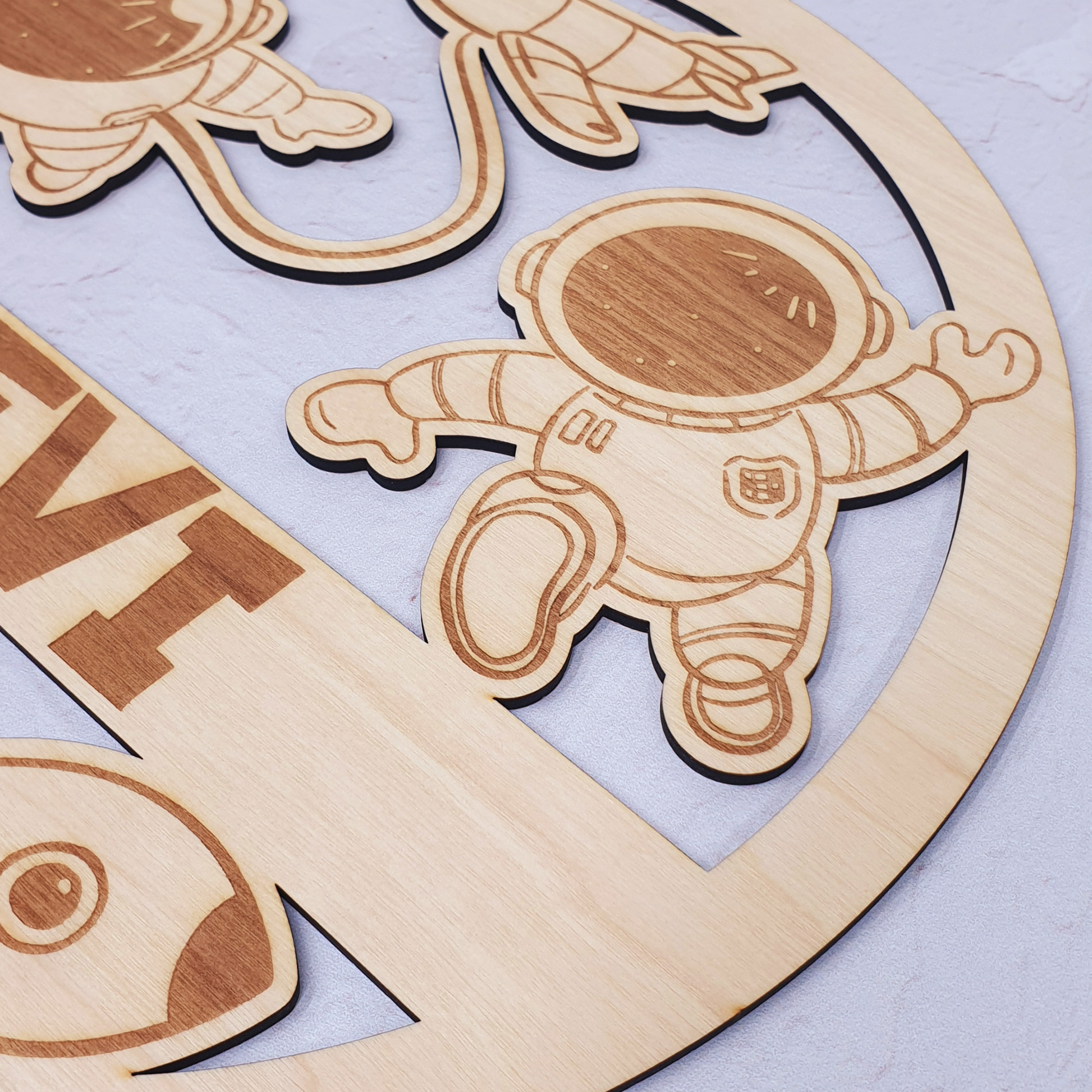 Naambord van hout gepersonaliseerd met naam gegraveerd met ruimte thema