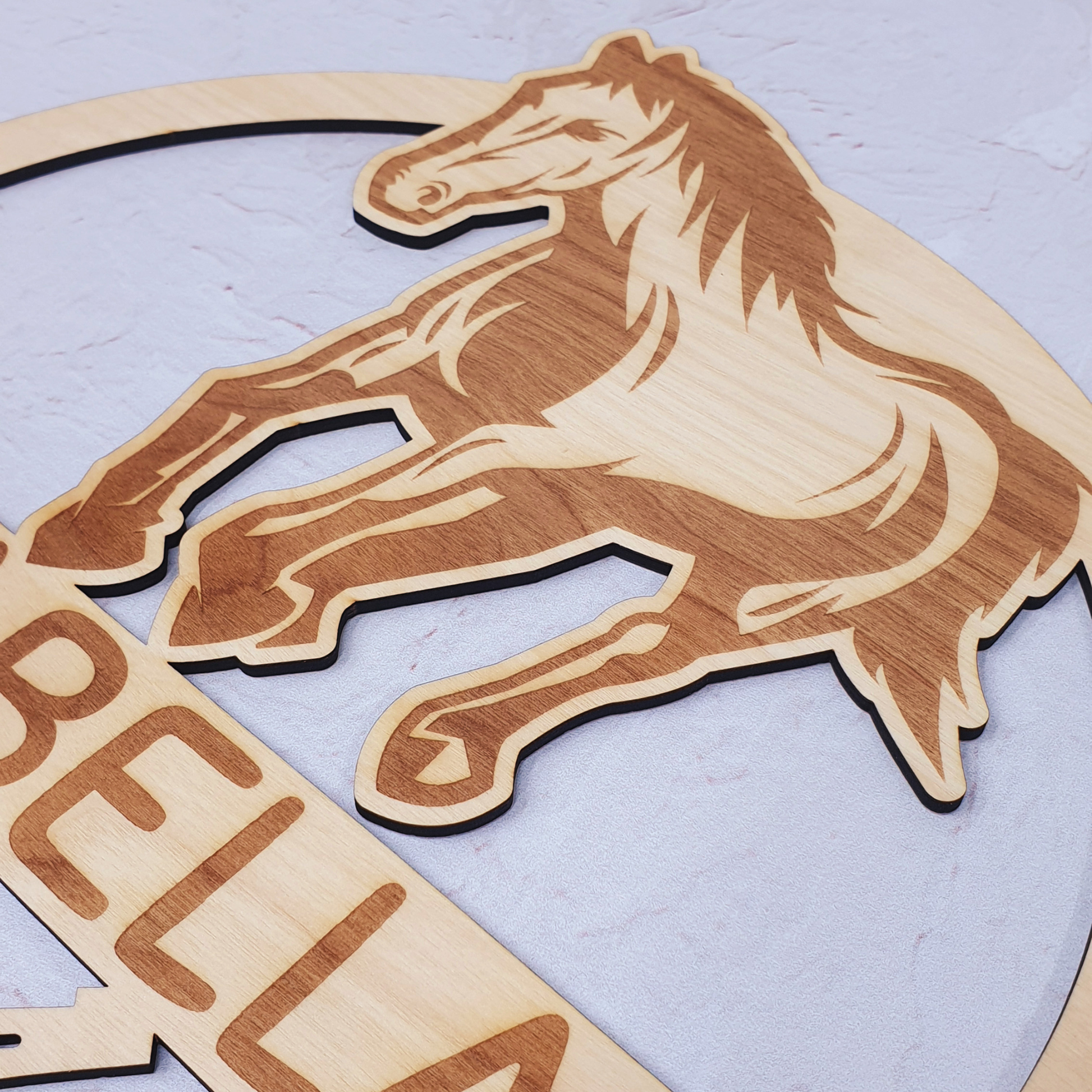 Paard gegraveerd in houten bord gepersonaliseerd met naam